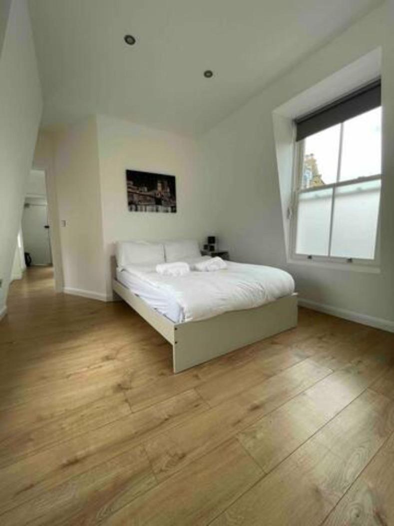 In Battersea Near Power Station/london Eye Bs3 Londres