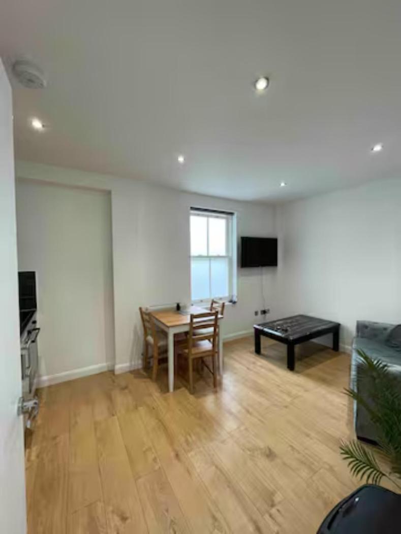 In Battersea Near Power Station/london Eye Bs3 Londres