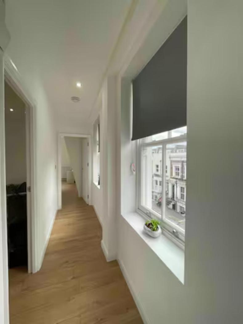 In Battersea Near Power Station/london Eye Bs3