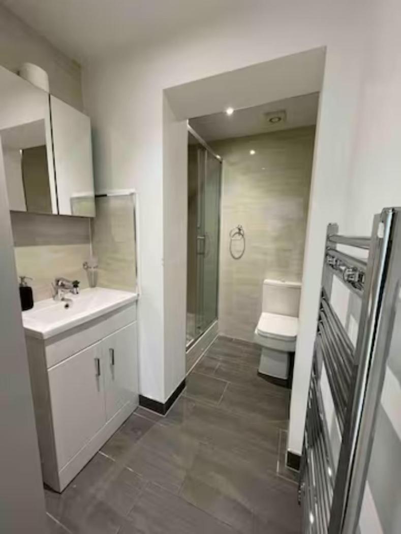 In Battersea Near Power Station/london Eye Bs3 * Londres