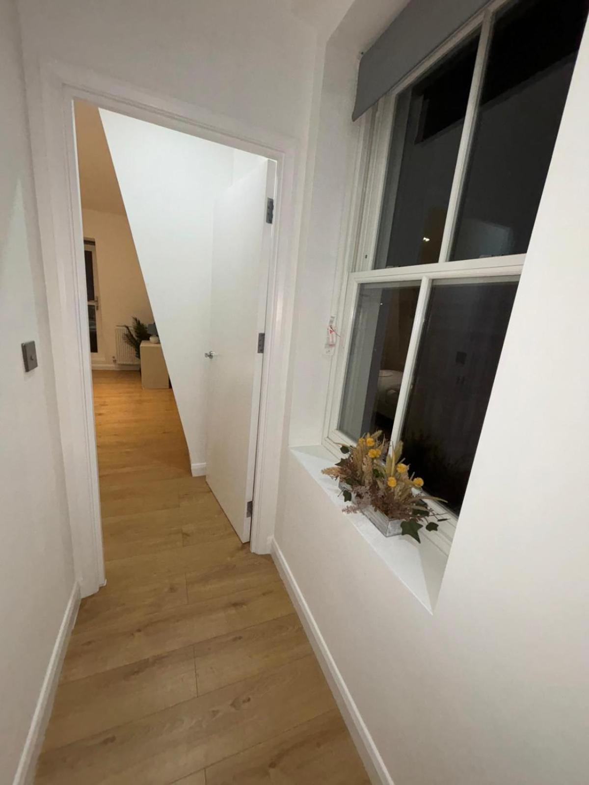 In Battersea Near Power Station/london Eye Bs3